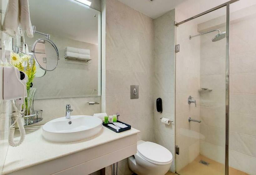 اتاق کلاسیک, Sterling Guruvayur