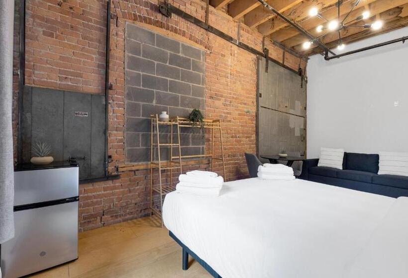 Номер Стандарт Четырехместный Совместный Санузел, The Little Prince Rooms Old Montreal