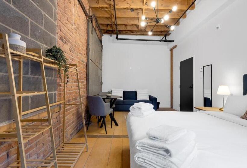 Номер Стандарт Четырехместный Совместный Санузел, The Little Prince Rooms Old Montreal