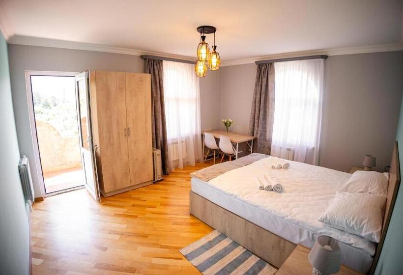اتاق استاندارد با چشم‌انداز کوهستان, Lily S Guest House