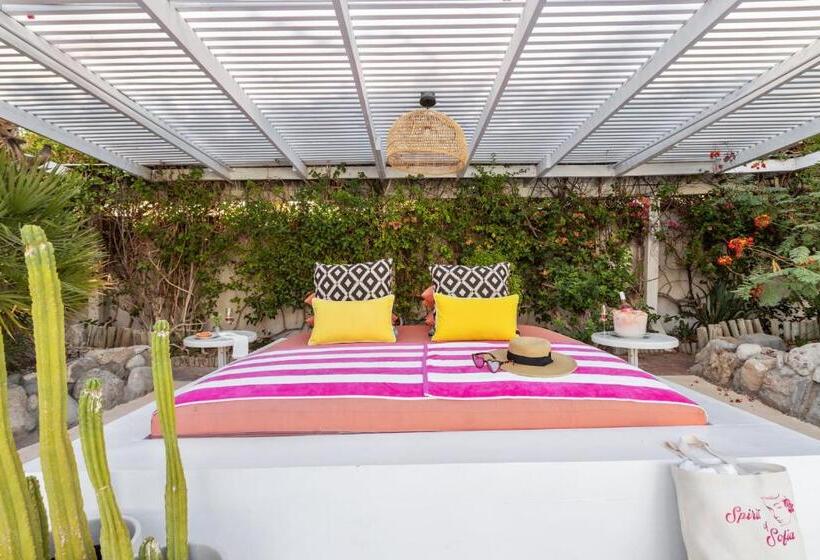 Villa 1 Makuuhuone, Midcentury Poolside Getaway, Private Courtyar, Spa