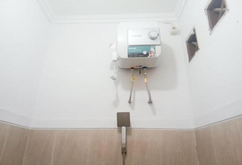Номер Deluxe, Reddoorz Syariah Near Unimus Semarang
