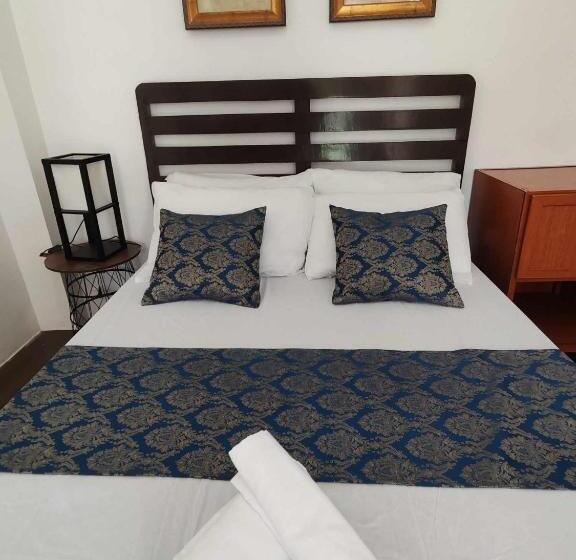 Люкс, Llanes Bancolita S Resort   Taal Lakeview Resort Balete
