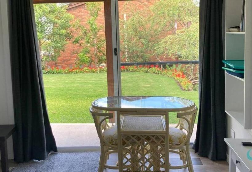 스탠다드 스튜디오, Caves Cottage Guest Suite