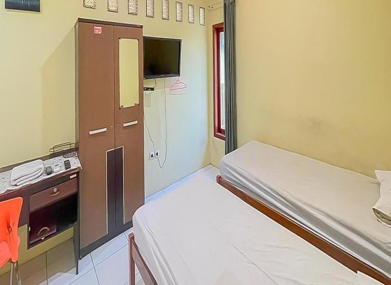 Номер Deluxe, Reddoorz At Wahidin Street Cirebon