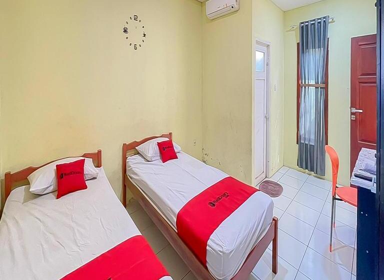 Номер Deluxe, Reddoorz At Wahidin Street Cirebon
