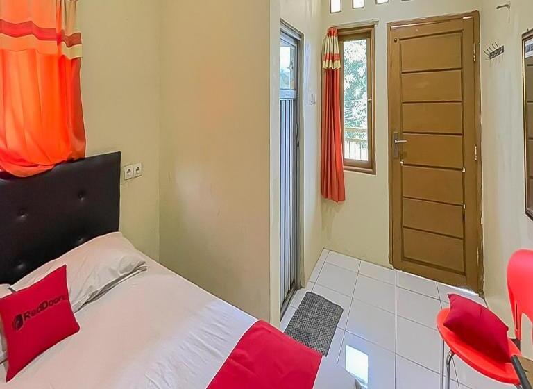 Номер Стандарт, Reddoorz At Wahidin Street Cirebon