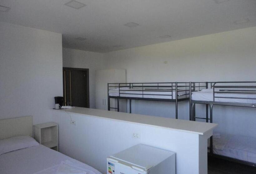 اتاق استاندارد سه نفره, Greenstone Land   Corbu