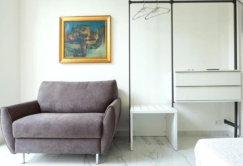 اتاق استاندارد سه نفره, Falstaff Rooms & Suites