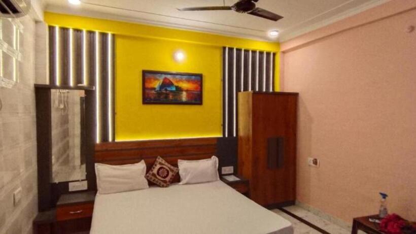 Quarto Triplo Deluxe, Ram Krishna Palace Ayodhya   Near Shree Ram Temple And Hanuman Garhi   Comfortable Stay