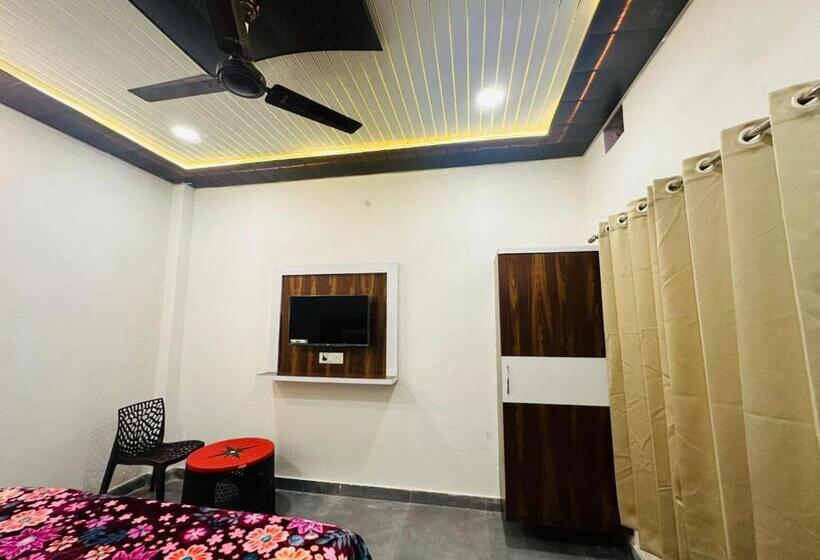 Quarto Deluxe, Ram Krishna Palace Ayodhya   Near Shree Ram Temple And Hanuman Garhi   Comfortable Stay