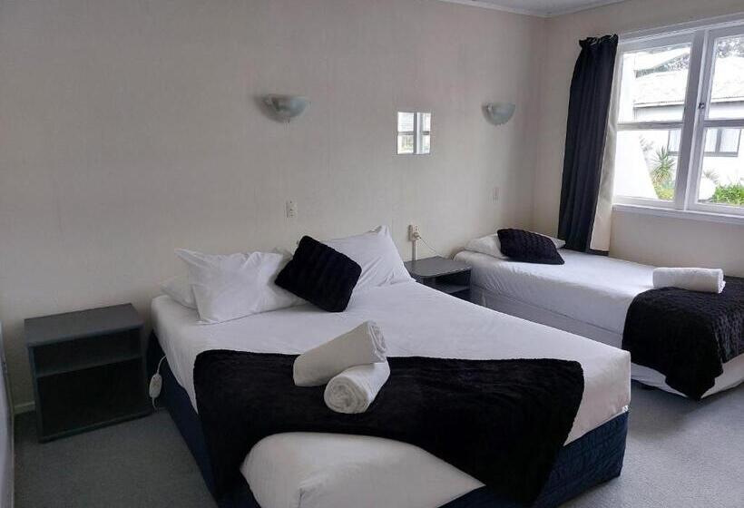 Семейный Номер, Edgewater Motel