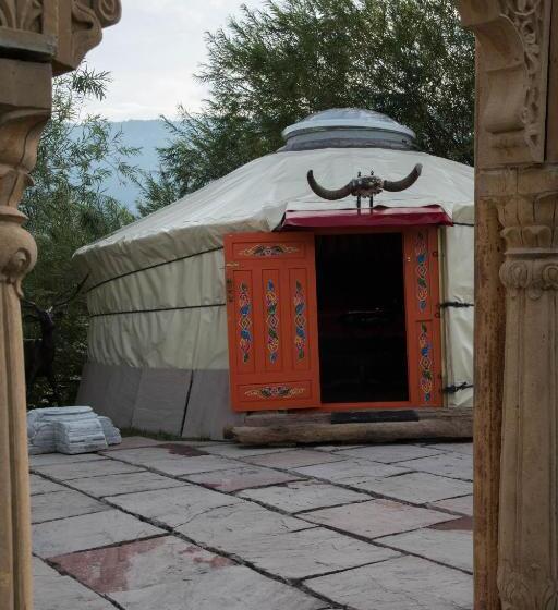 اتاق خانوادگی, Crazy Lounge B&b
