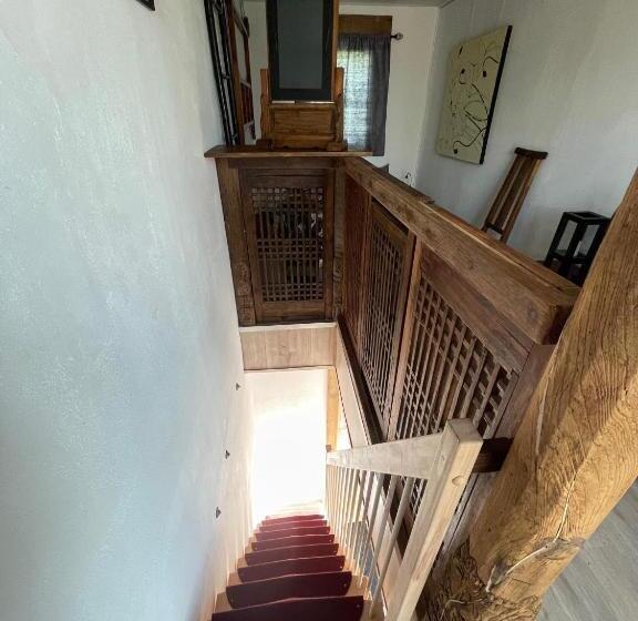 بانگلوی استاندارد, Crazy Lounge B&b