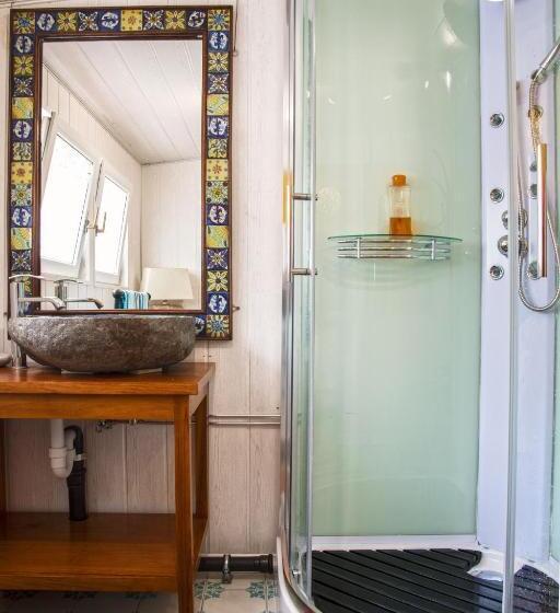 اتاق خانوادگی, Crazy Lounge B&b