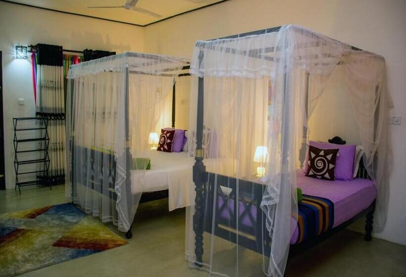 Quarto Triplo Estandar com Sacada, Abundia Unawatuna