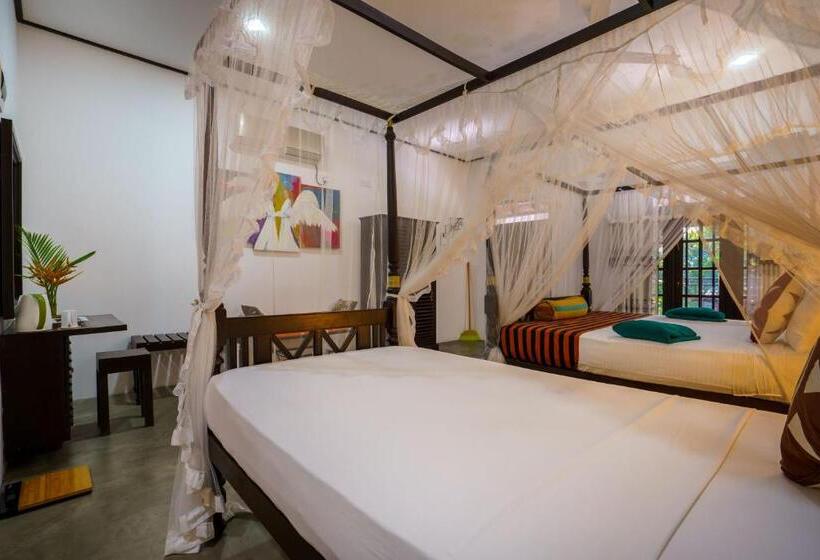 Quarto Triplo Estandar com Sacada, Abundia Unawatuna