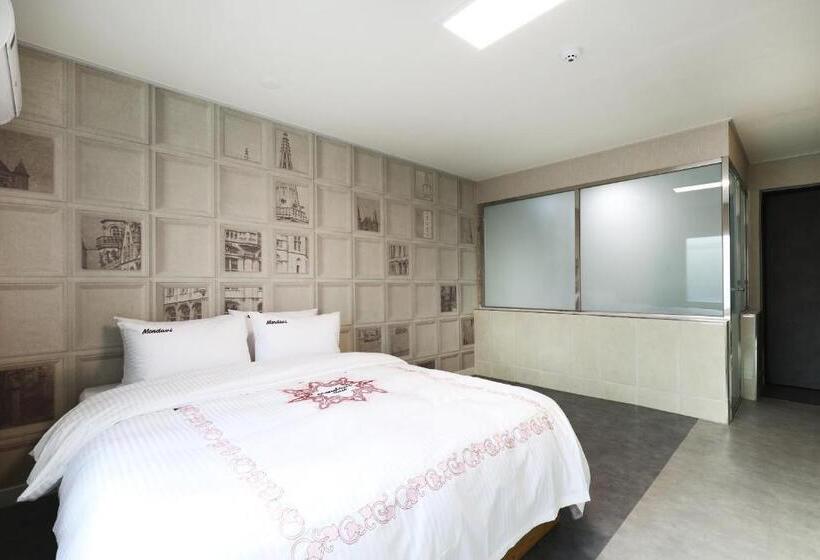 Chambre Familiale, Mondavi