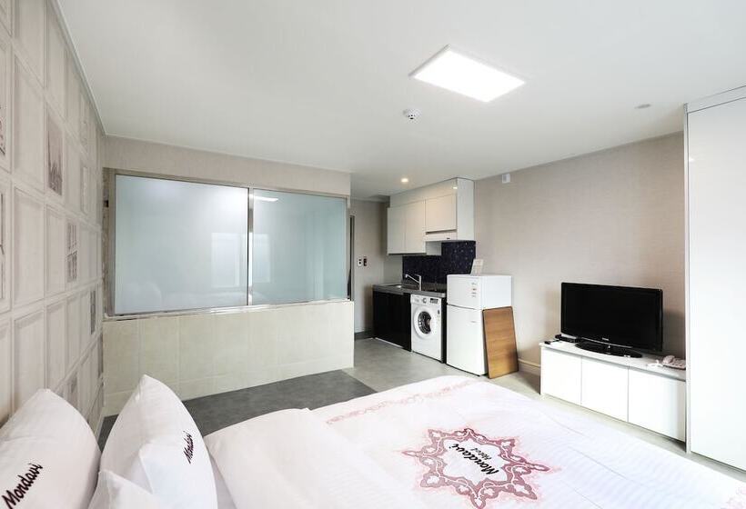Chambre Familiale, Mondavi