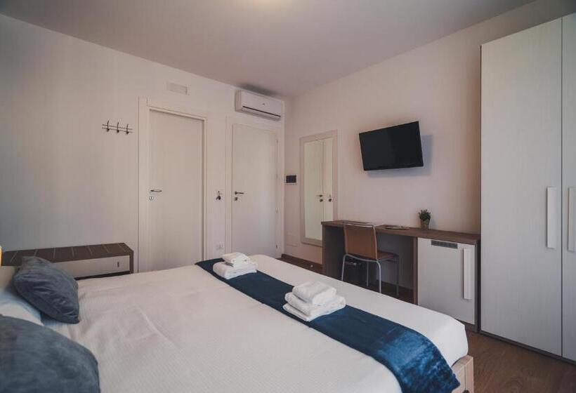 اتاق لوکس با چشم‌انداز شهر, Trip Room & Breakfast