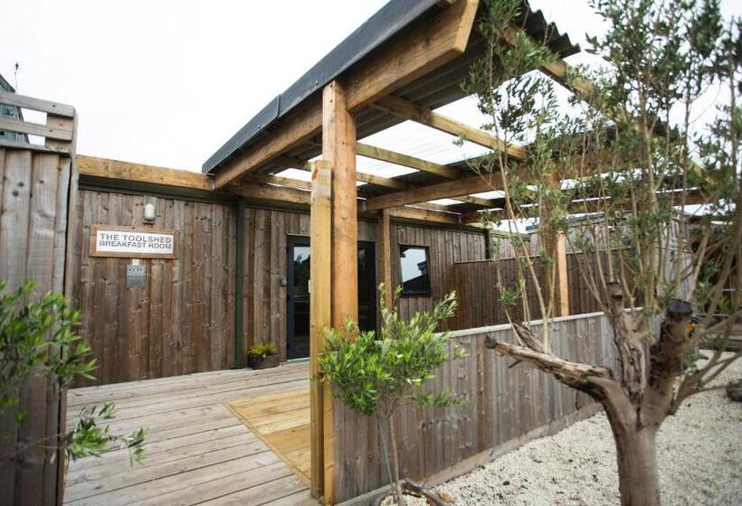 إستديو عائلى, Owen House Farm