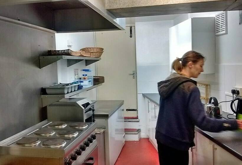 تختخواب در اتاق مشترک, Dover Adventure Backpackers