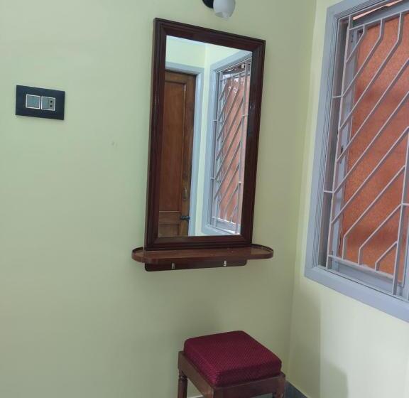 اتاق استاندارد یک نفره, Krishna Lodge