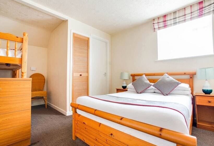 Семейный Номер, Godolphin Arms Hotel