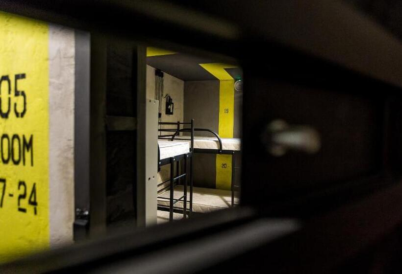 سرير فى غرفة مشتركه, Lviv Loft Prison