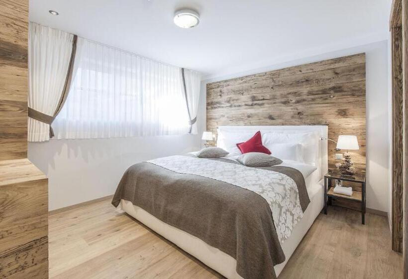 سوییت با چشم‌انداز باغ, Ino Petit Chalet
