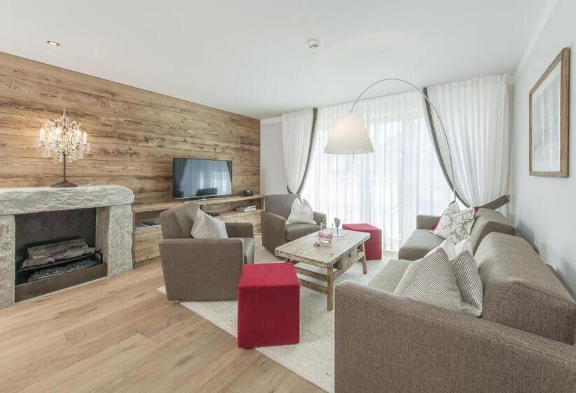 سوییت با چشم‌انداز باغ, Ino Petit Chalet