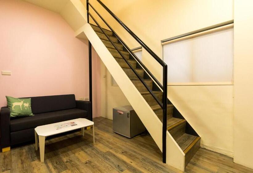 اتاق استاندارد سه نفره, W Hostel