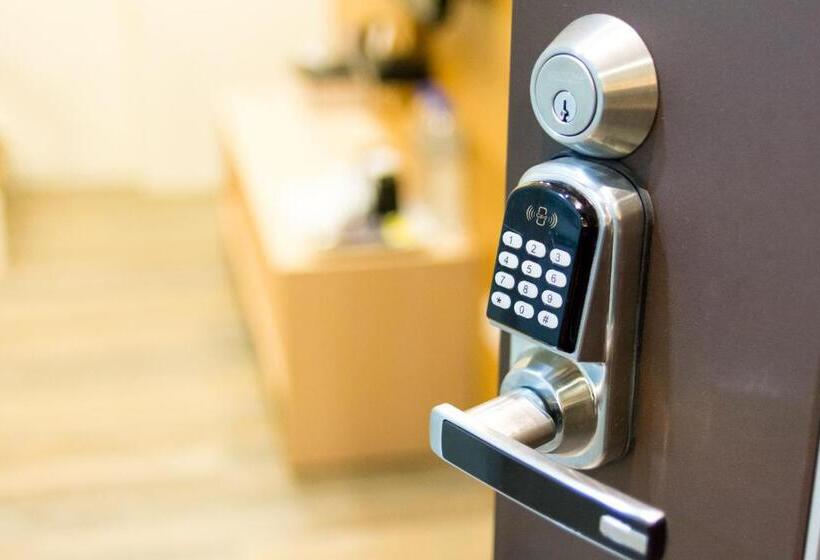 اتاق استاندارد سه نفره, W Hostel