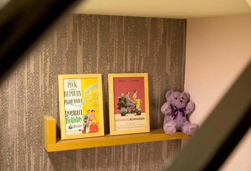 اتاق استاندارد سه نفره, W Hostel