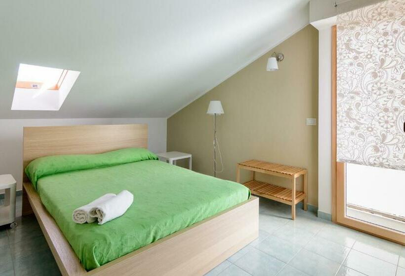 غرفة قياسية رباعية ذات إطلالة جانبية على البحر, Greco B&b