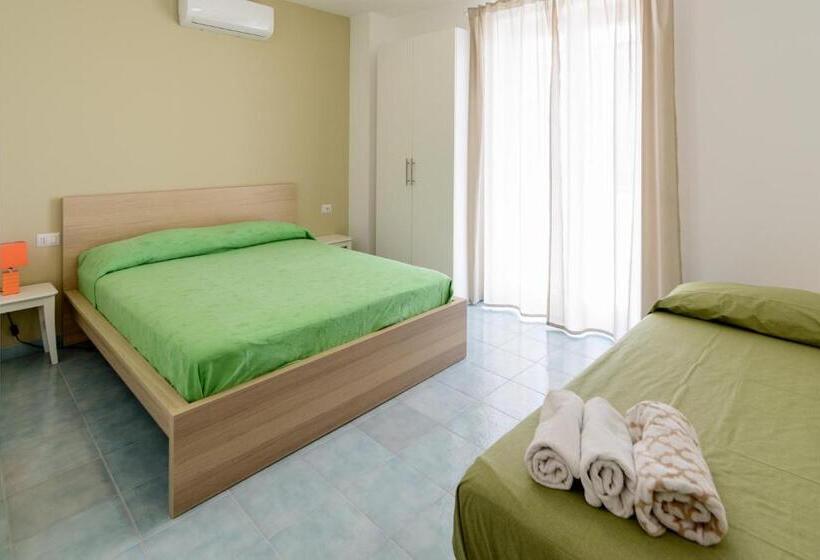 غرفة عائلية ذات إطلالة جانبية على البحر, Greco B&b