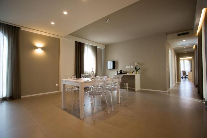 غرفة عائلية, Airone City