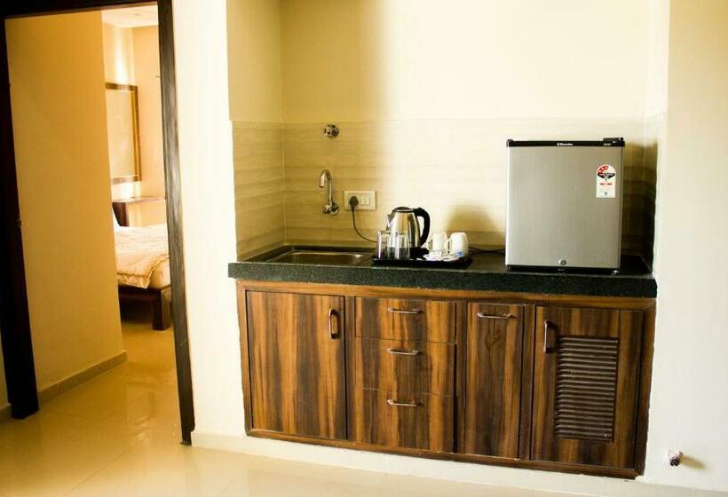 Студио Стандарт с Балконом, Riverarch Greenfields Resort