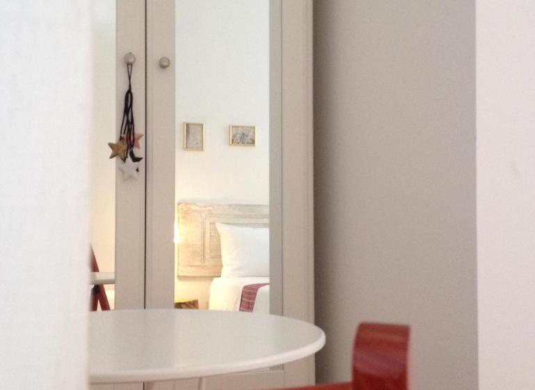 اتاق اکونومی, B&b Giù Le Stelle