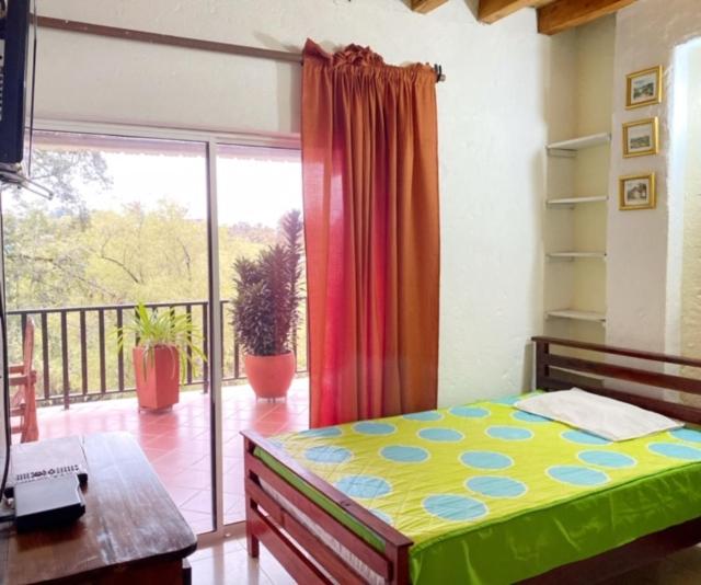 חדר לארבעה סטנדרטי עם נוף לגינה, Finca Hotel La Ponderosa