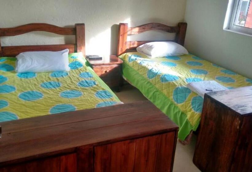 חדר לארבעה סטנדרטי עם נוף לגינה, Finca Hotel La Ponderosa