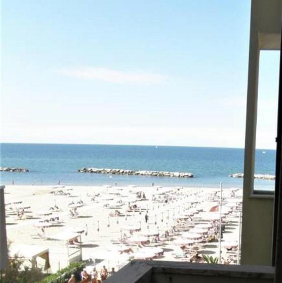 غرفة قياسية مزوَّدة بشُرفة, Augusta