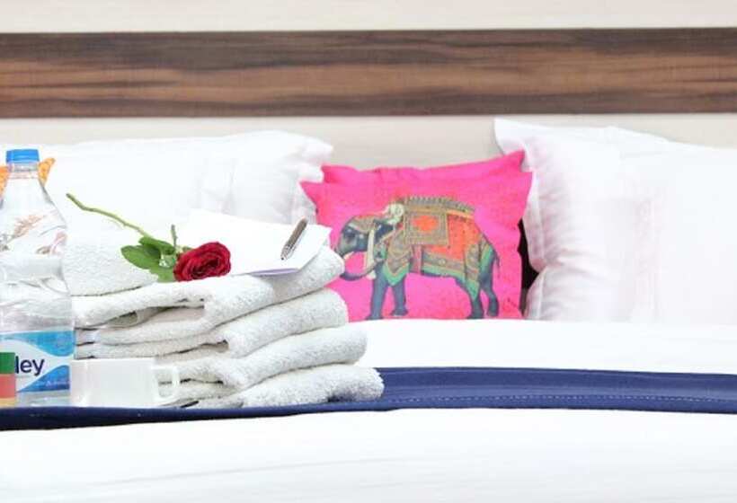 家庭套房, Adhunik Hotel Behror