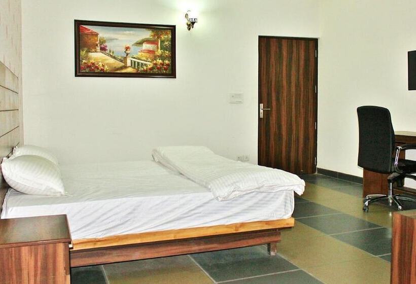 家庭套房, Adhunik Hotel Behror