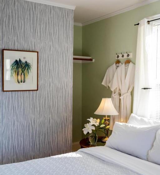 Номер Стандарт, Lindenwood Inn