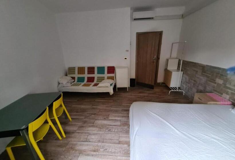 تختخواب در اتاق مشترک, Europe Station Rooms