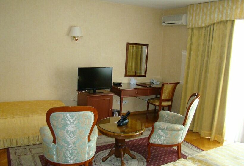 اتاق استاندارد سه نفره, Vila Ariston