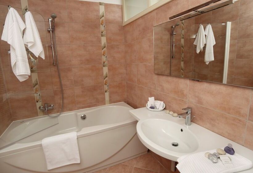 اتاق سوپریور با چشم‌انداز دریا و بالکن, Villa Stefanija Small Boutique Hotel&restaurant