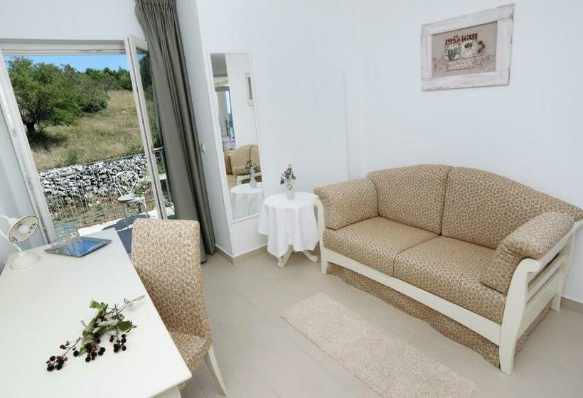 اتاق راحتی با چشم‌انداز دریا, Villa Stefanija Small Boutique Hotel&restaurant