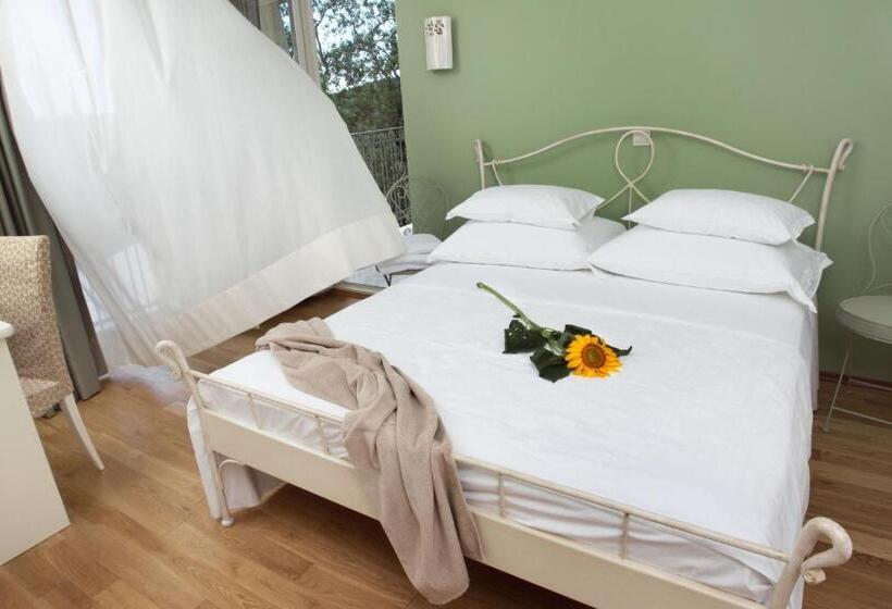 اتاق استاندارد با بالکن و چشم‌انداز دریا, Villa Stefanija Small Boutique Hotel&restaurant